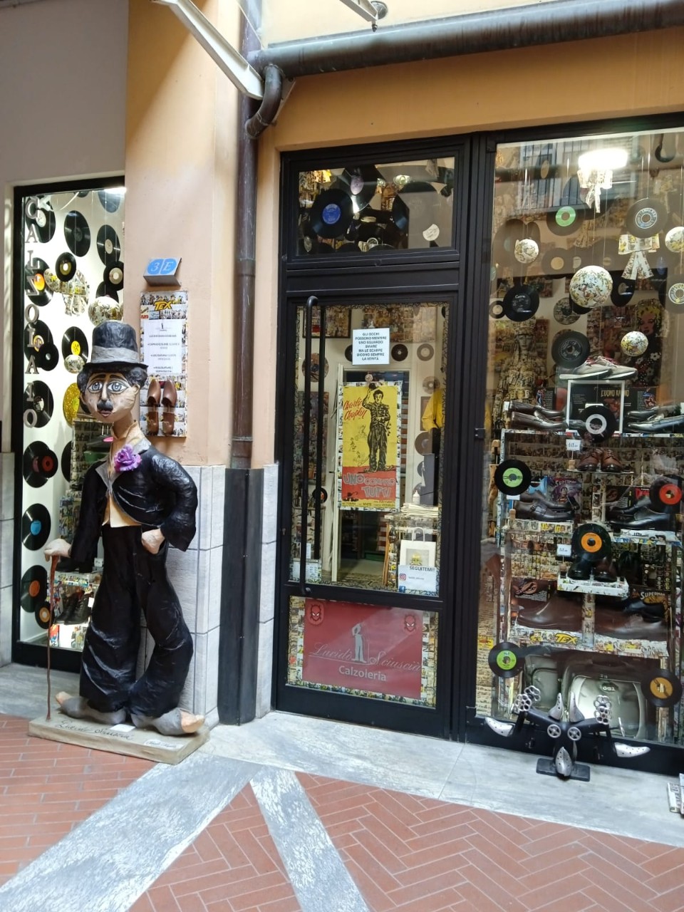 Vendita - Negozio - Centro Storico - Bologna - € 110.000