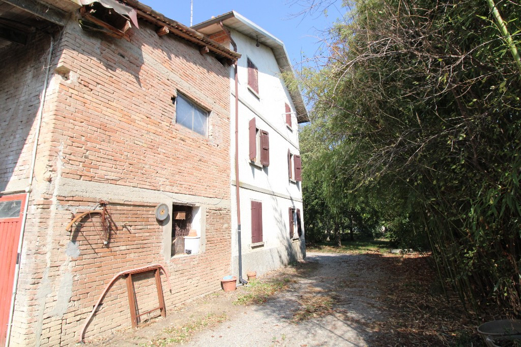 Casa Colonica in vendita Reggio Emilia Zona San Rigo